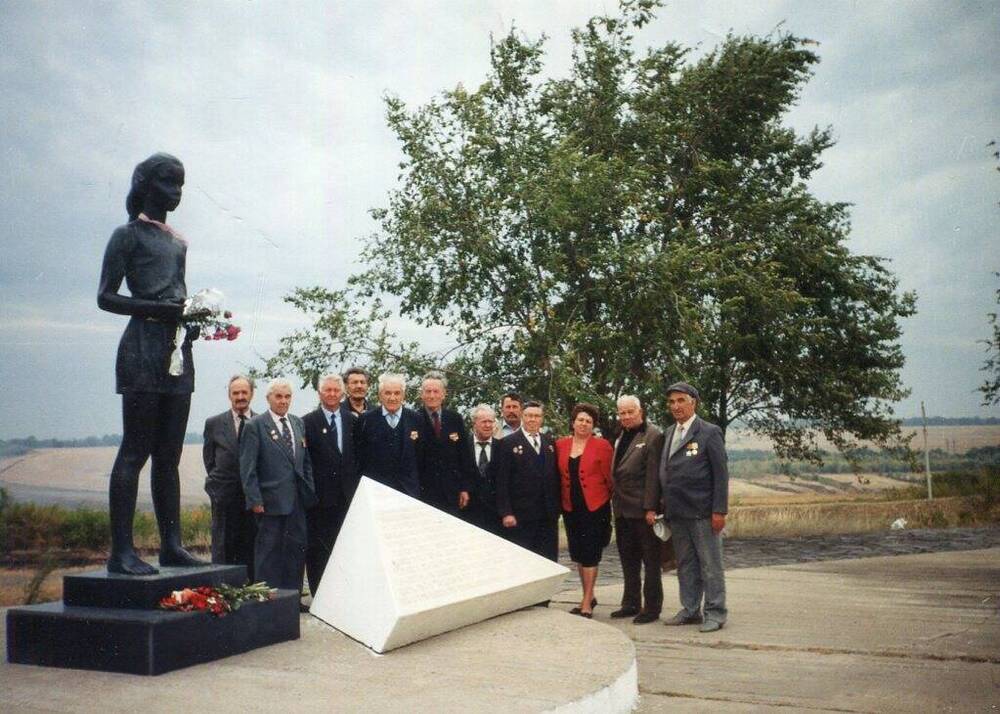 Фотогафия. На снимке ветераны 214 стрелковой дивизии на Солдатском поле