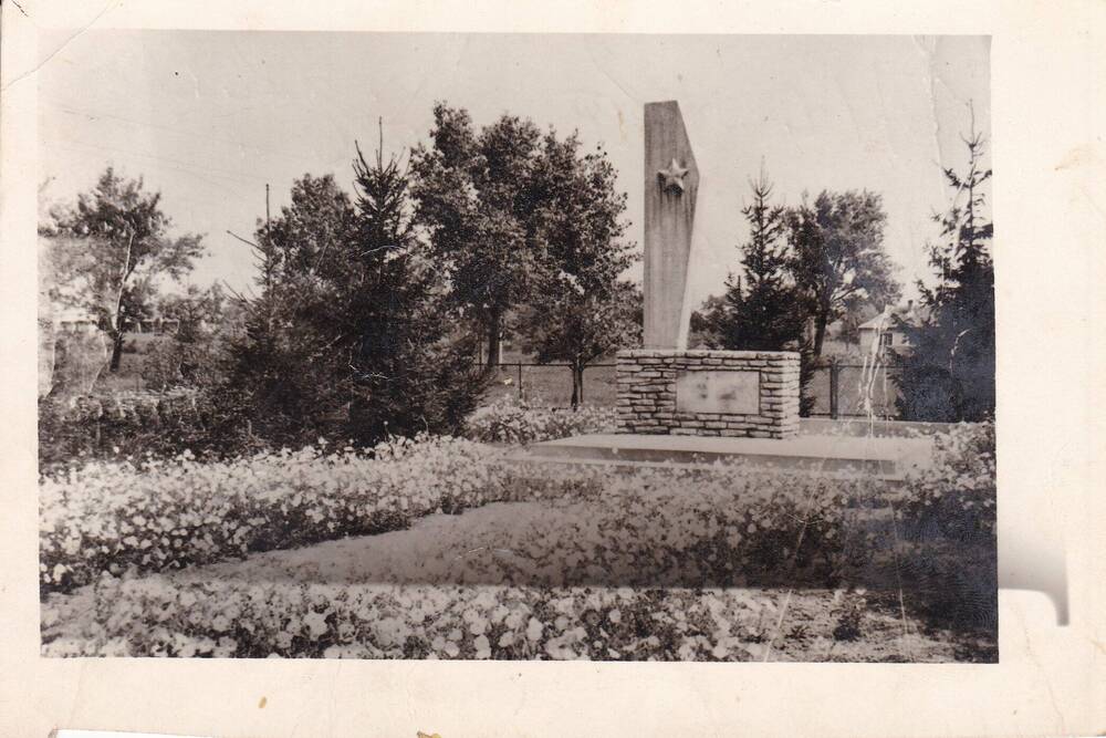 Фотография. «Братская могила с. Барачка в Венгрии».