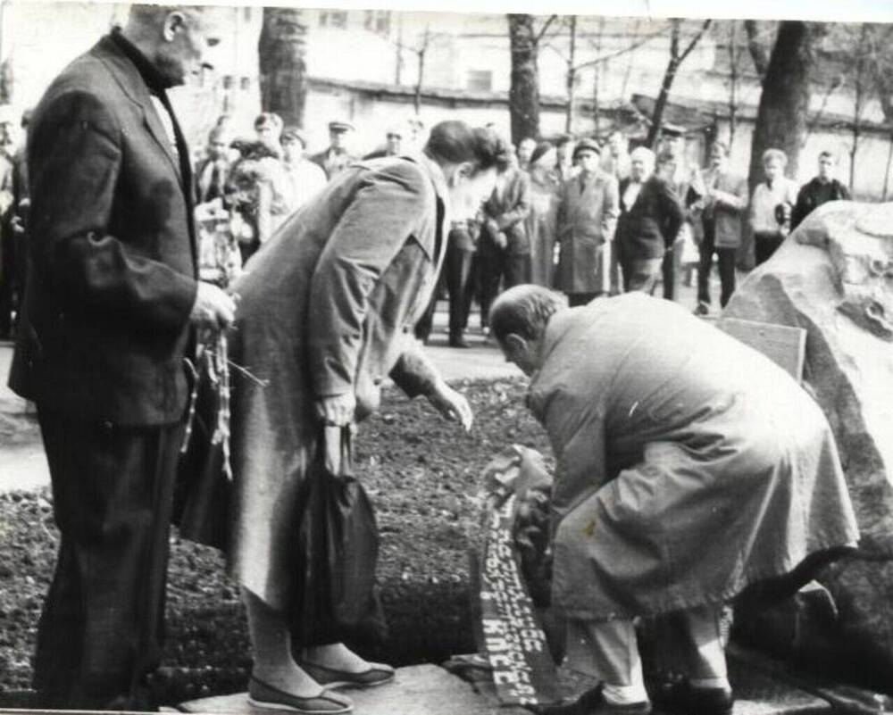 Фотография Строков А.Н. возлагает венок к памятнику жертвам политических репрессий.