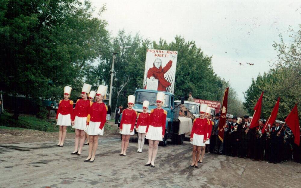 Фото праздничного шествия посвященного  дню Победы в с. Большая Глушица