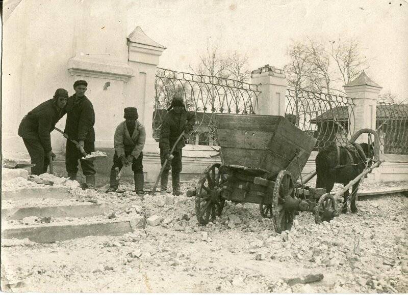 Фотография. г. Усолье. 17.05.1935г. Частники-индивидупалы на благоустройстве города