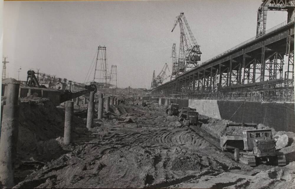 Фотография. Водосливная плотина. Производство земляных работ на водобое. 1956 г.