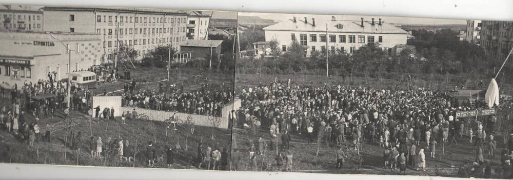 Фотография. Памятник «Воину-строителю»