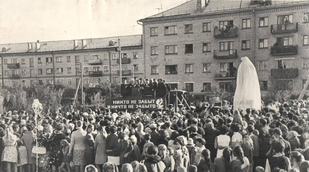 Фотография. Памятник «Воину-строителю»