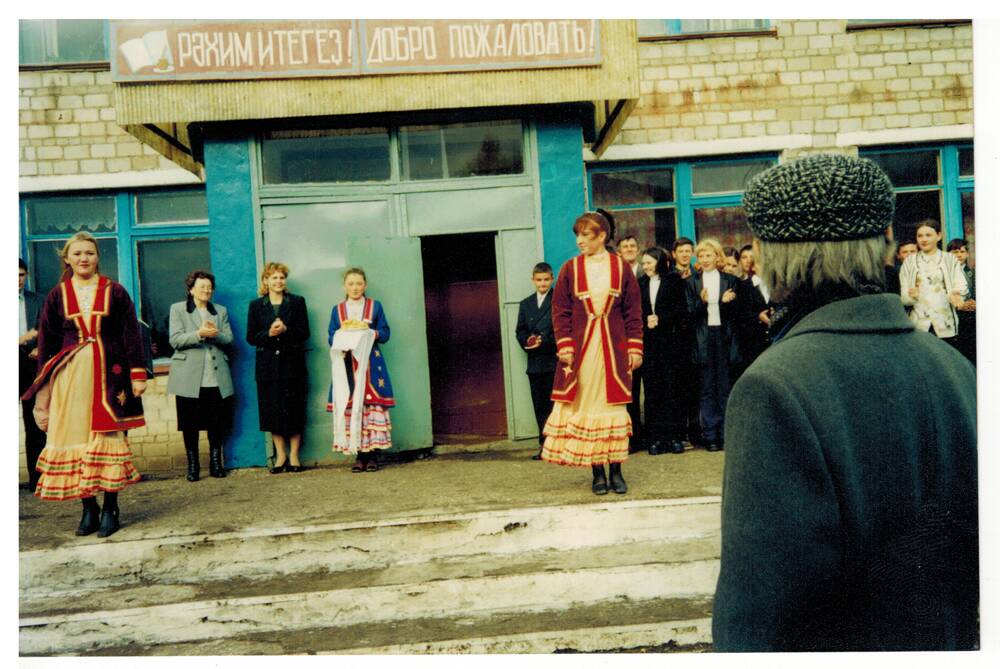 Цветное фото. Ахияр Хакимов в Старо - Мусинской школе. Октябрь 2001г.