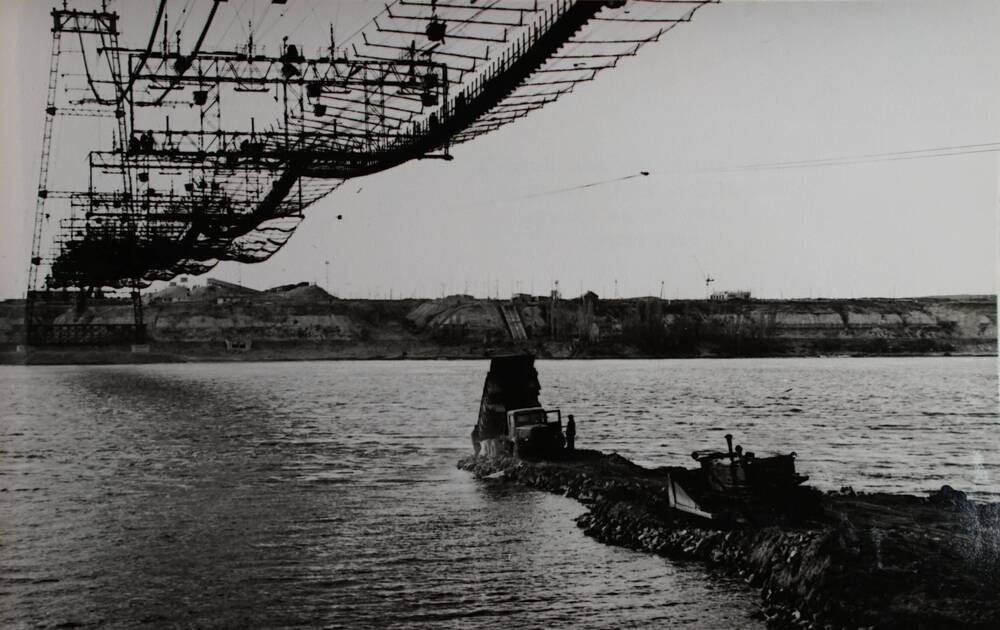 Фотография. Подготовка к перекрытию р. Волги. Отсыпка каменного банкета.