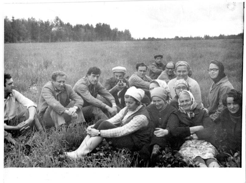 Фотография ч/б. Группа людей в поле август 1979 г.