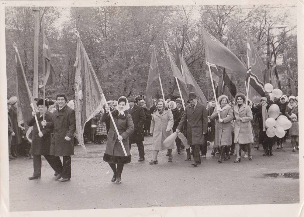 Фотография. Передовики производства на демонстрации 7 ноября 1980 года.