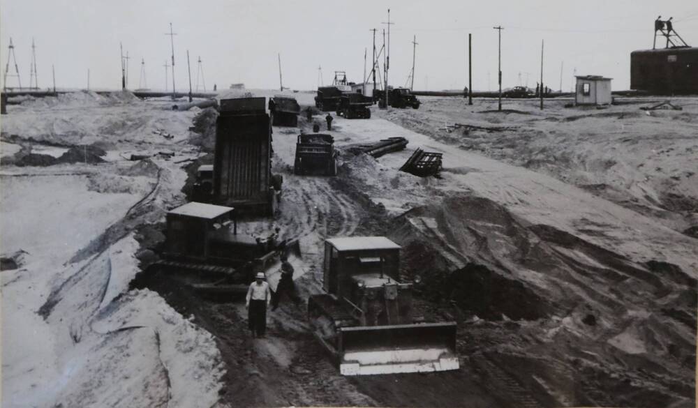 Фотография. Устройство землевозной автодороги в котловане ГЭС. Август 1953 года.