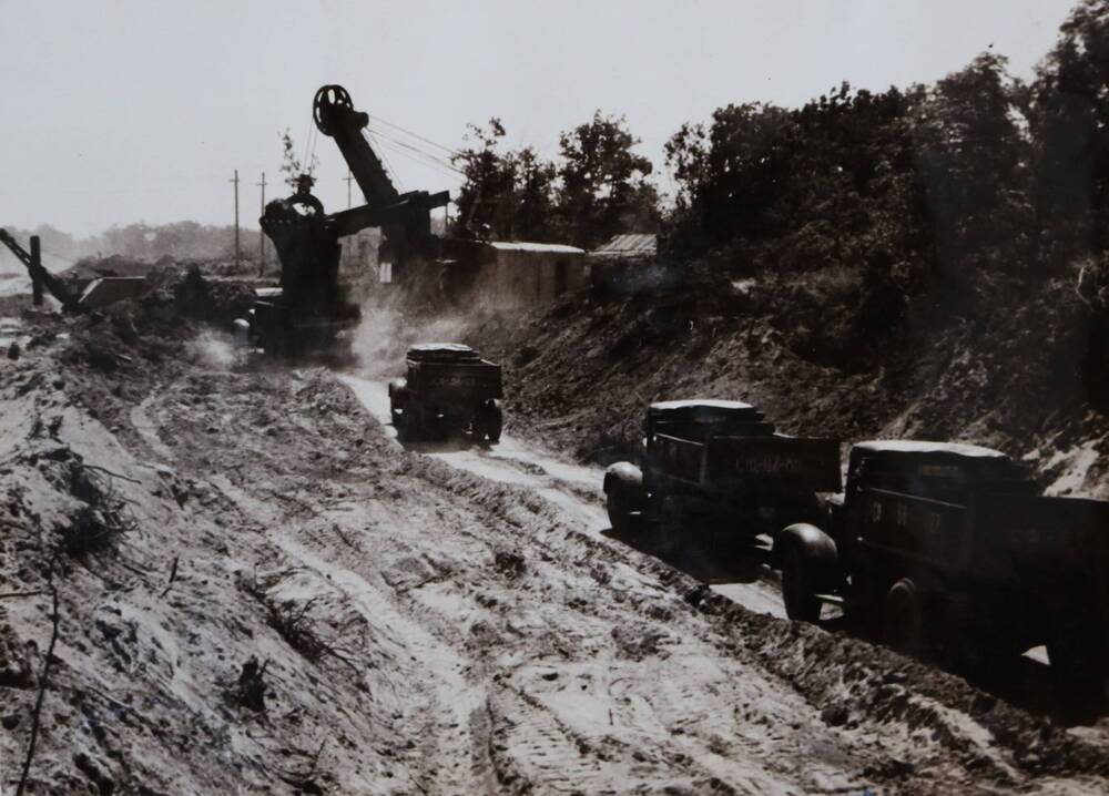 Фотография. Котлован водосливной плотины. Снятие растительного слоя. Июль 1953 года.