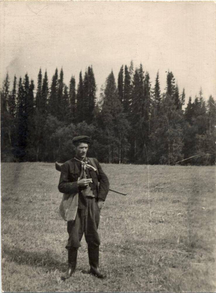 Фото чёрно-белое Баранов Роман Иванович, охотник Печорского госпромхоза