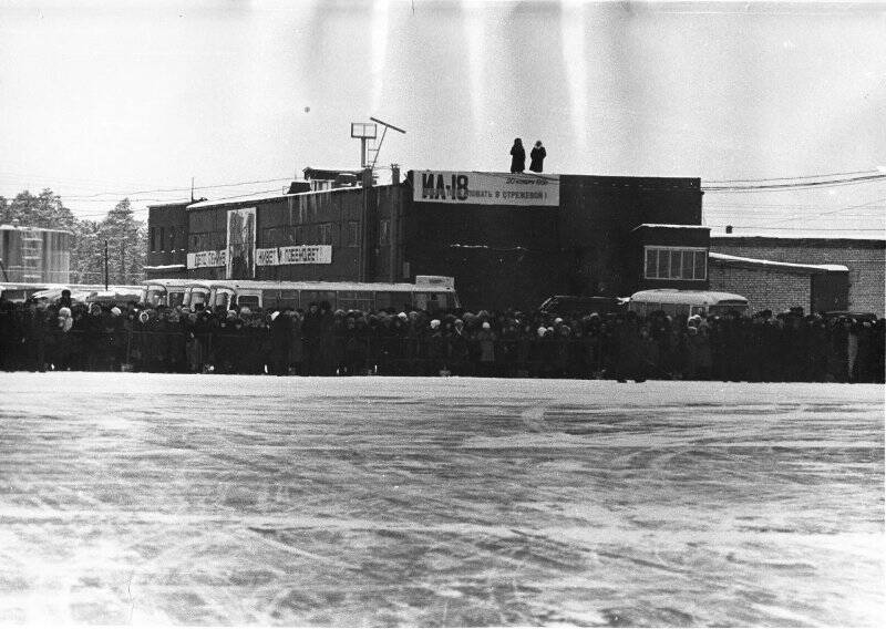 Фотография. 1-ый рейс самолета ИЛ-18. Встреча в аэропорту. Стрежевская авиация