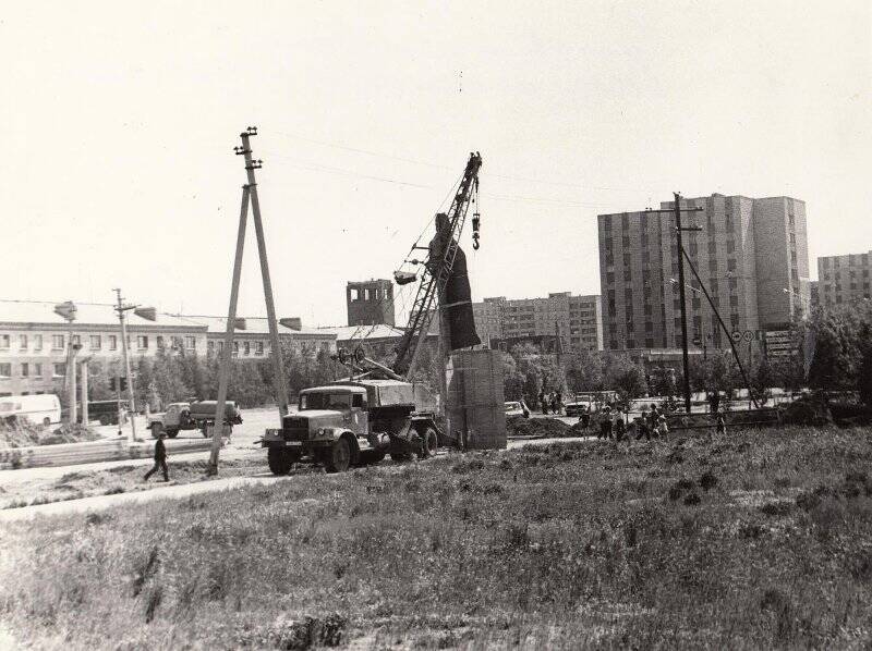 Фотография. Установка макета памятника В.И. Ленина