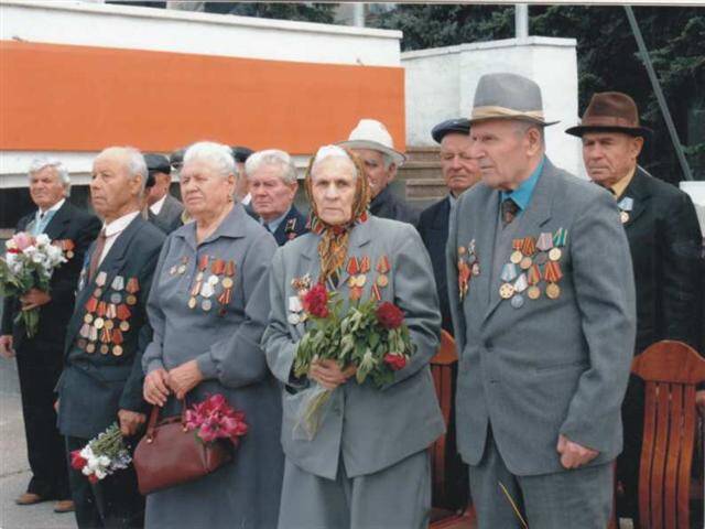 Фотография о ветеранах Великой Отечественной войны 1941-1945 гг. На фоне трибуны.