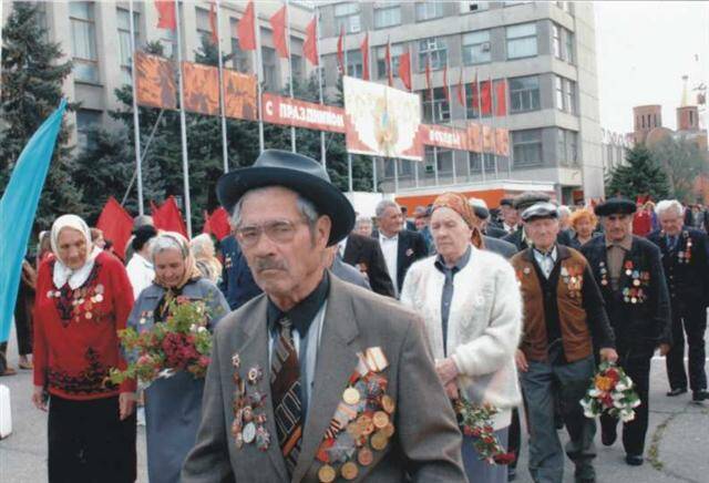 Фотография о ветеранах Великой Отечественной войны 1941-1945 гг. Впереди Кузенев В.А.