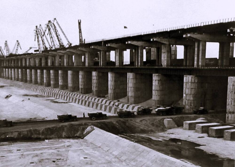 Фотография. Вид на панораму строительства с нижнего бьефа.1950-е гг.