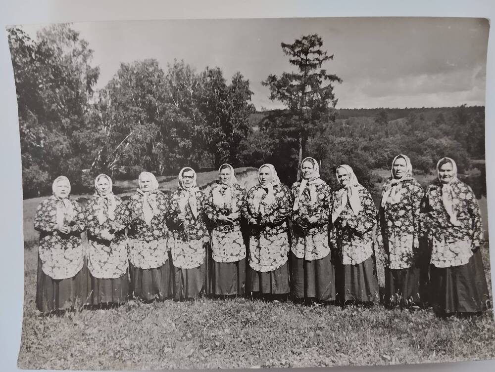 Фотография ч/б. Групповой снимок фольклорной группы при Тасеевском РДК.