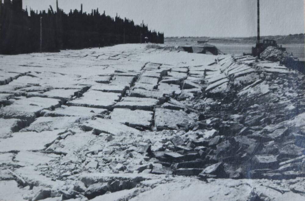 Фотография. Общий вид крепления оголовка после спада воды. Июль 1953 года