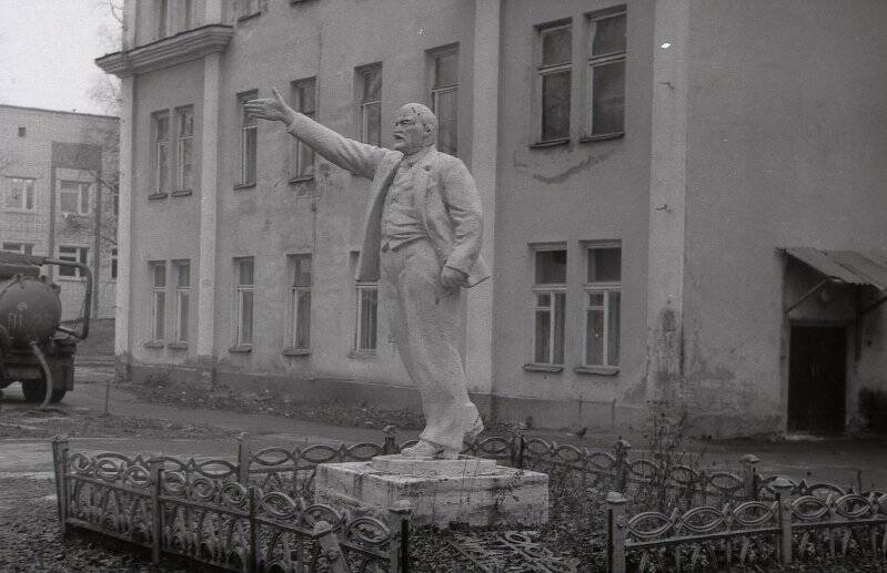 Памятник В.И. Ленину у городской больницы № 1. Негатив