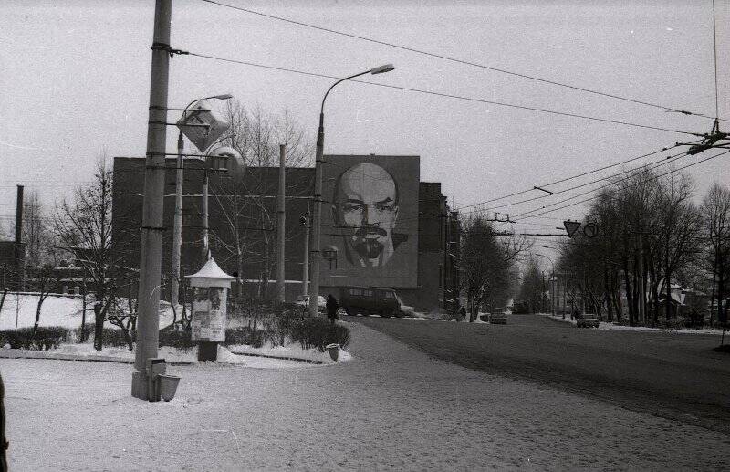 Панно с изображением В.И. Ленина на пл. Маяковского. Негатив