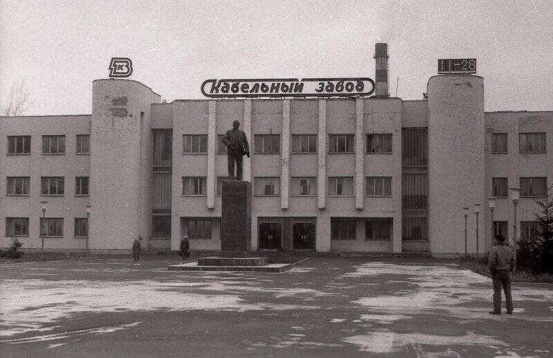 Памятник В.И. Ленину около управления Кабельного завода. Негатив