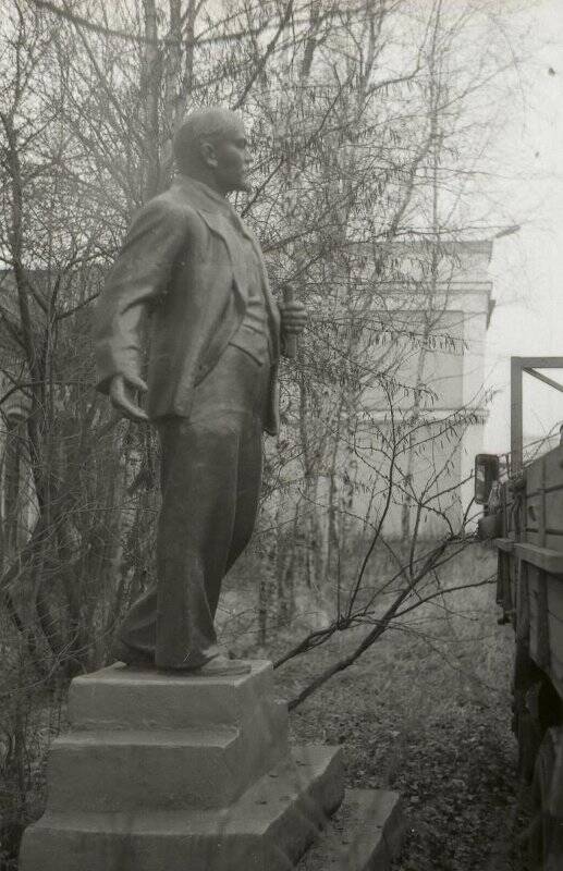 Памятник В.И. Ленину около управления завода деревообрабатывающих станков. Негатив