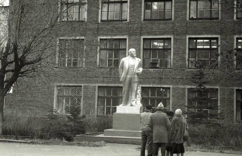 Памятник В.И. Ленину около управления завода полиграфических машин. Негатив