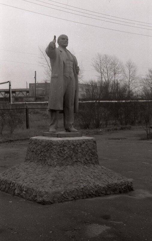 Памятник В.И. Ленину перед конторой совхоза Рыбинский. Негатив