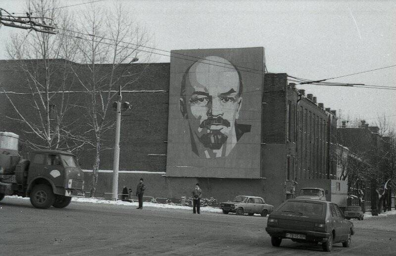 Панно с изображением В.И. Ленина на пл. Маяковского. Негатив