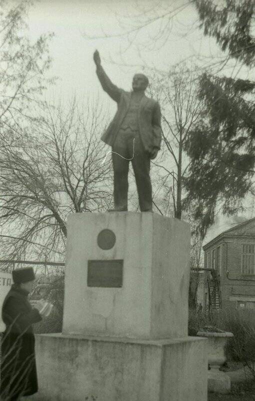 Памятник В.И. Ленину на территории кожевенного завода. Негатив