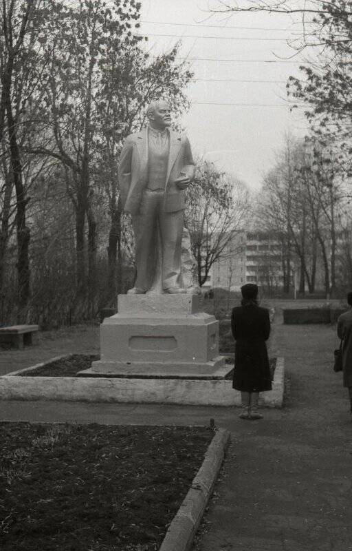 Памятник В.И. Ленину перед заводом им. Володарского. Негатив