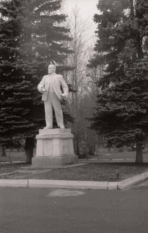 Памятник В.И. Ленину в поселке Волжский. Негатив