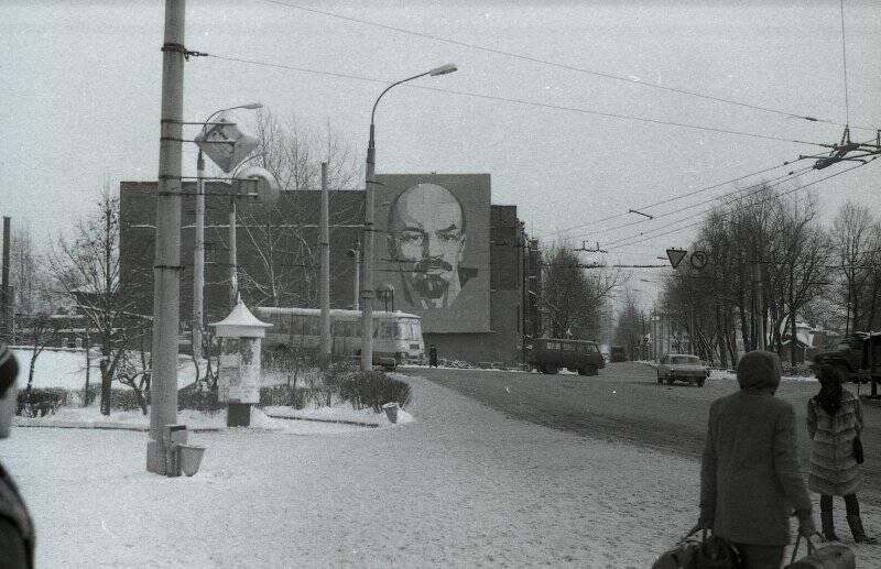 Панно с изображением В.И. Ленина на пл. Маяковского. Негатив