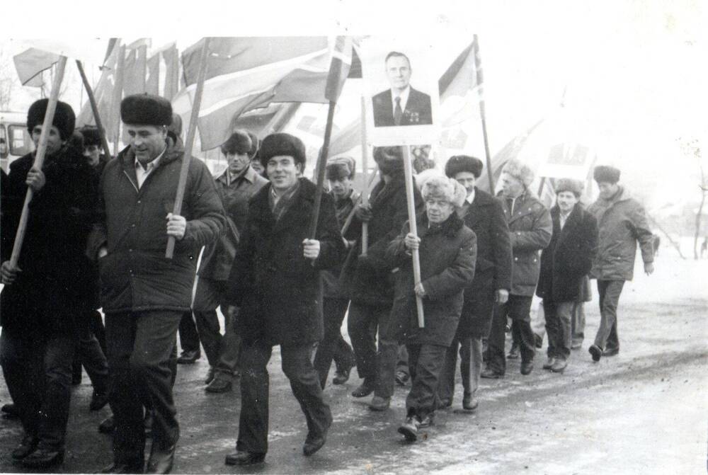 Фотография ч/б коллектива водителей ПАТП на демонстрации, посвященной 7 ноября.  1978-1979г.г.