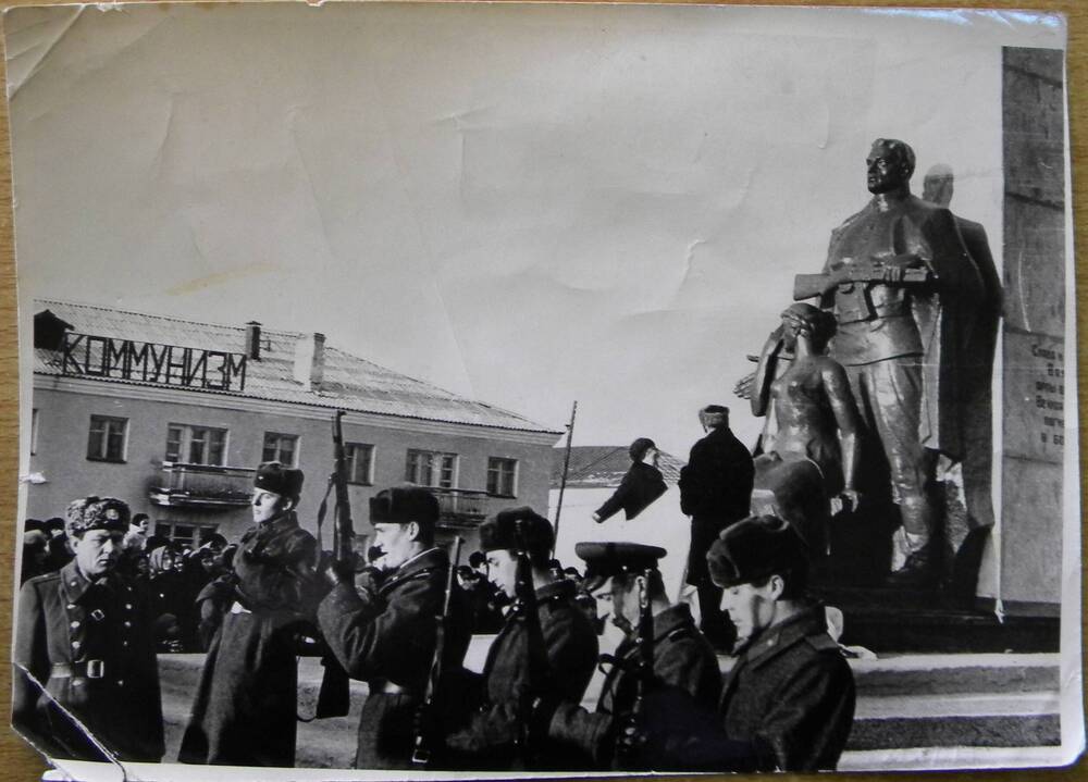 Фотография открытия памятника воинам, погибшим в годы ВОВ