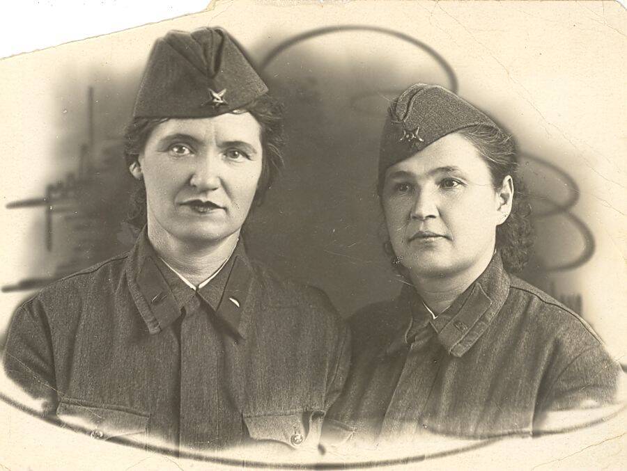 Фото: Ярунова Лидия Петровна и Веселовская А.С. 1941 г.