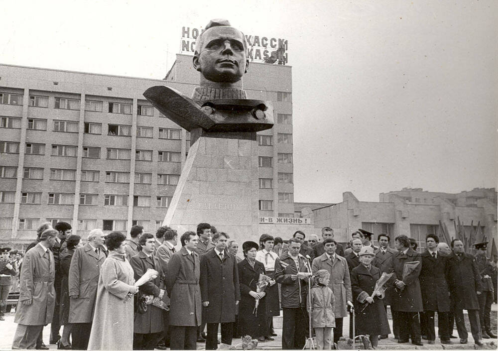 Фото: Открытие бюста Ю. Гагарина на Юбилейной площади.