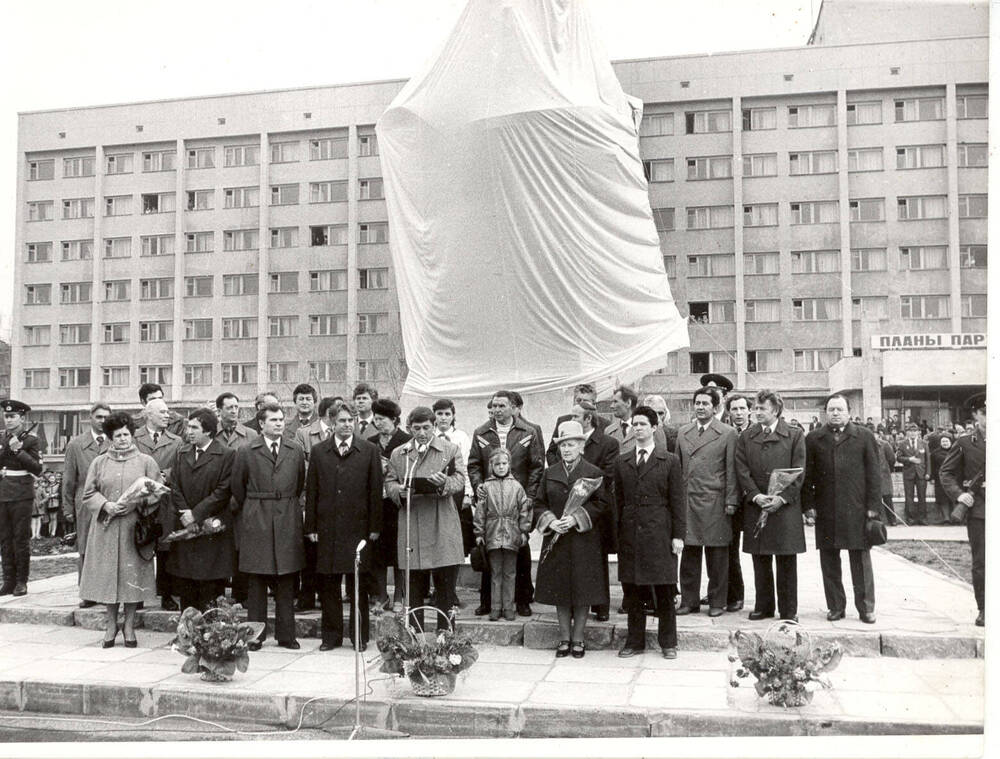 Фото: Открытие бюста Ю. Гагарина на Юбилейной площади.