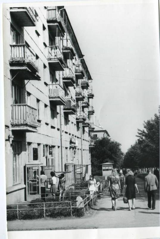 Фотография. Магнитогорск. Улица имени А.Н.Грязнова. Возле пятиэтажного дома.