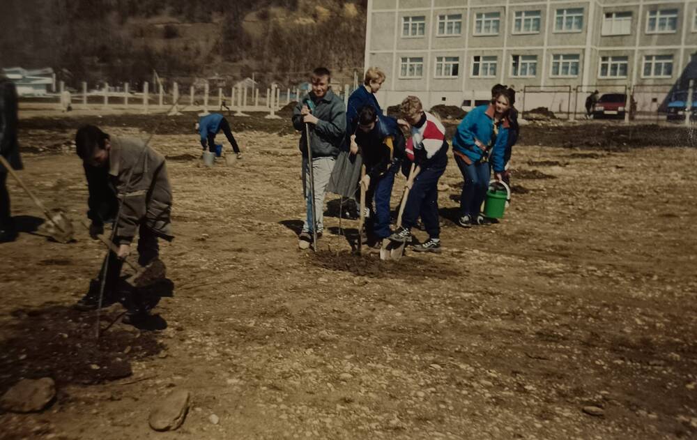 Фотография: В Краснооктябрьской СШ № 2 – посадка деревьев, закладывают парк перед школой