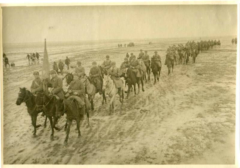 Фотография. Действующая армия. Западнее Ростова-на-Дону. Конница на марше.