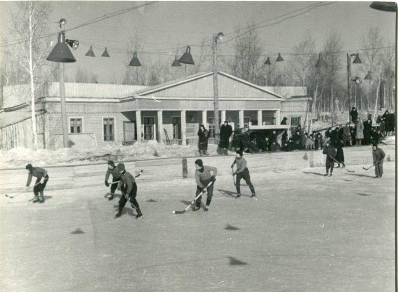 Фотография. Встреча хоккейных команд Металлург и Строитель на ледяном поле ЧМЗ.