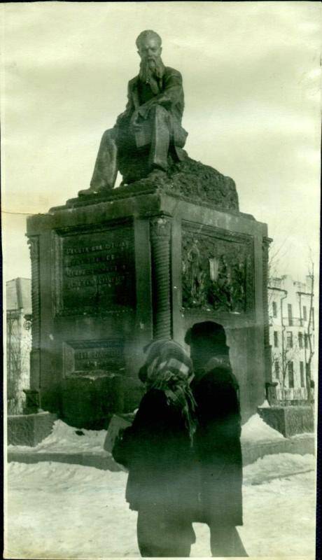 Фотокопия. Памятник П.П.Бажову в городе Копейске (поселок Бажово).