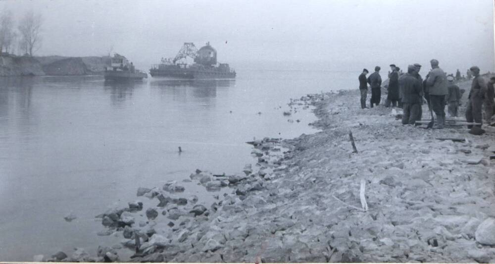 Фотография. Готовый участок берега канала со стороны Волг и.