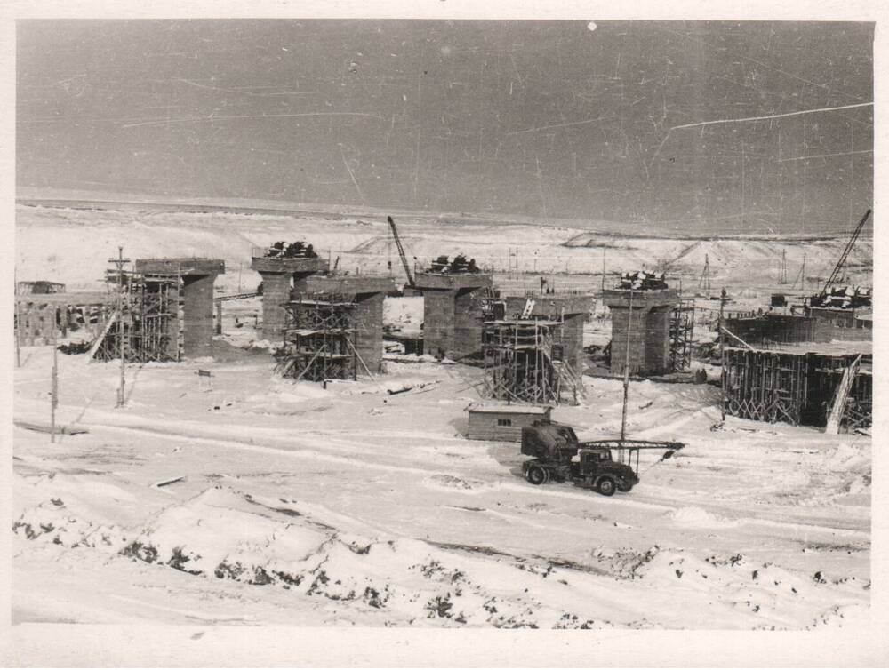 Фото. Строительство опор для вращающейся печи цемзавода, 1950-е гг.