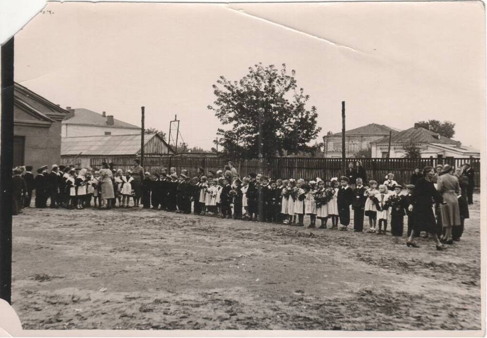 Фото. Торжественная линейка 1 сентября в школе №2, 1950-е гг.