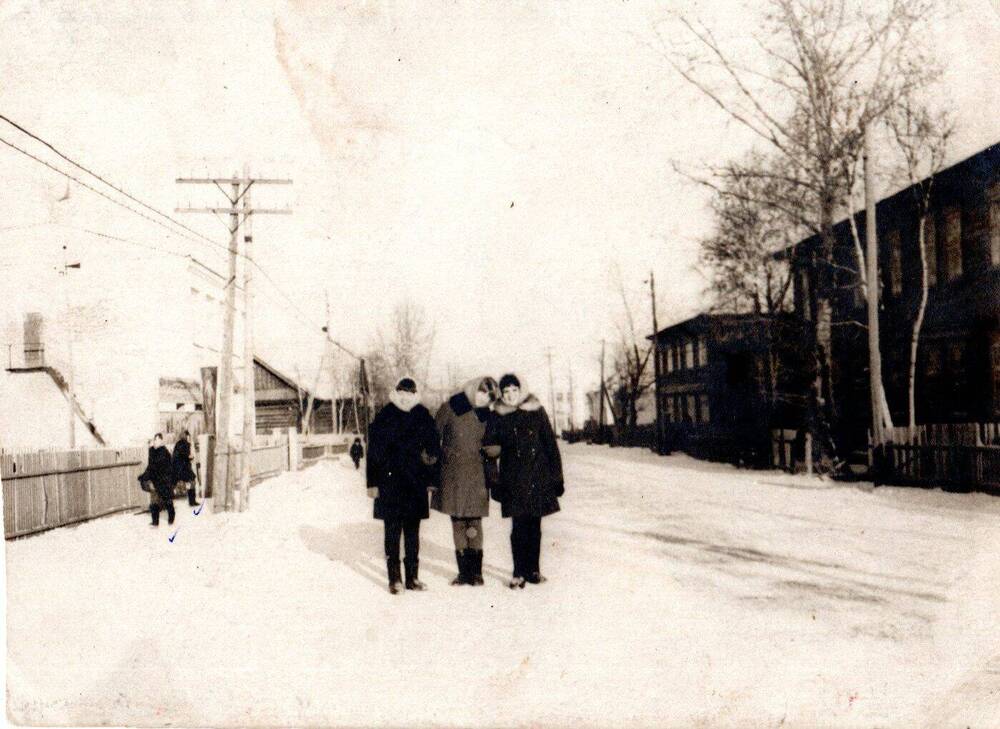 Фотография ч/б  жителей п. Тисуль.  
 60-70-е годы ХХ века.