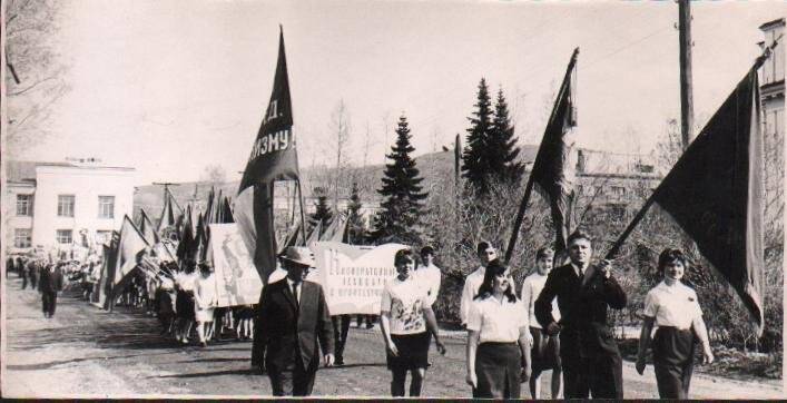 Фотография: Колонна кооперативного техникума. 1 мая 1967 года.