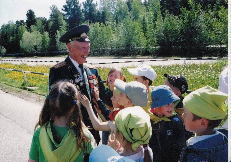 Фотография. Ветеран ВОВ Коваленко с детьми.