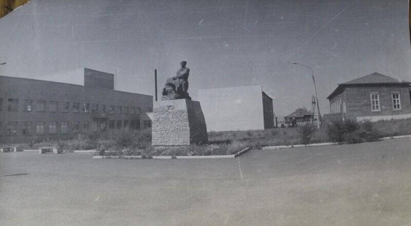 Фото памятника Пулеметчик у здания РДК и музея.